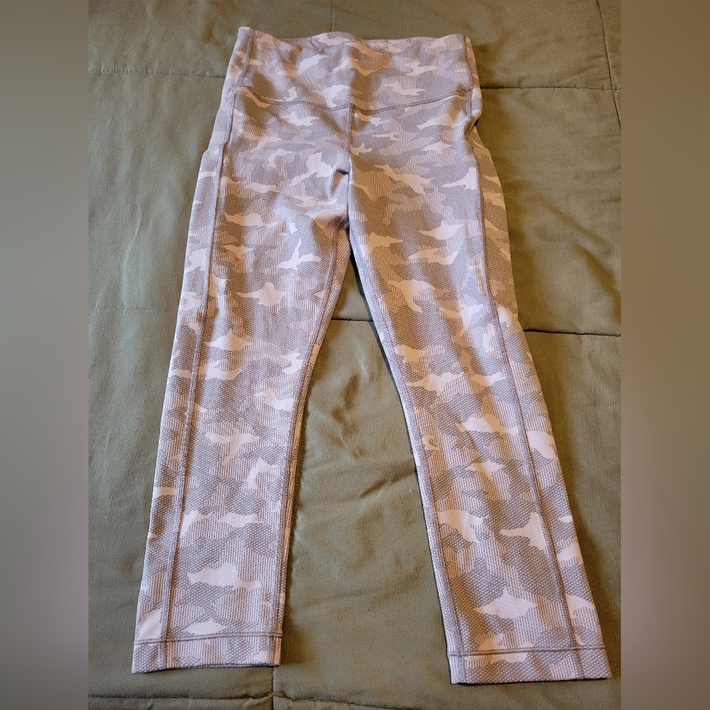 Athleta Ultimate Stash Pocket Texture Camo Capri